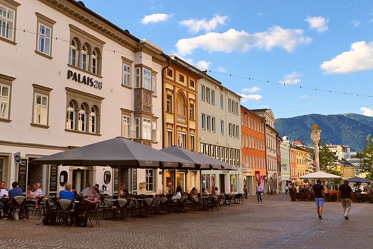 Blick auf eine Straße mit Häsuserfassaden in Villach