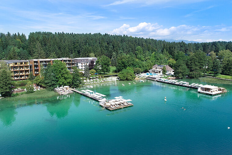 Blick auf ein Hotel mit See im Vordergrund