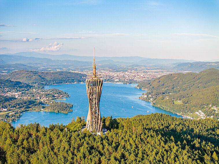 Luftansicht auf den Aussichtsturm am Wörthersee