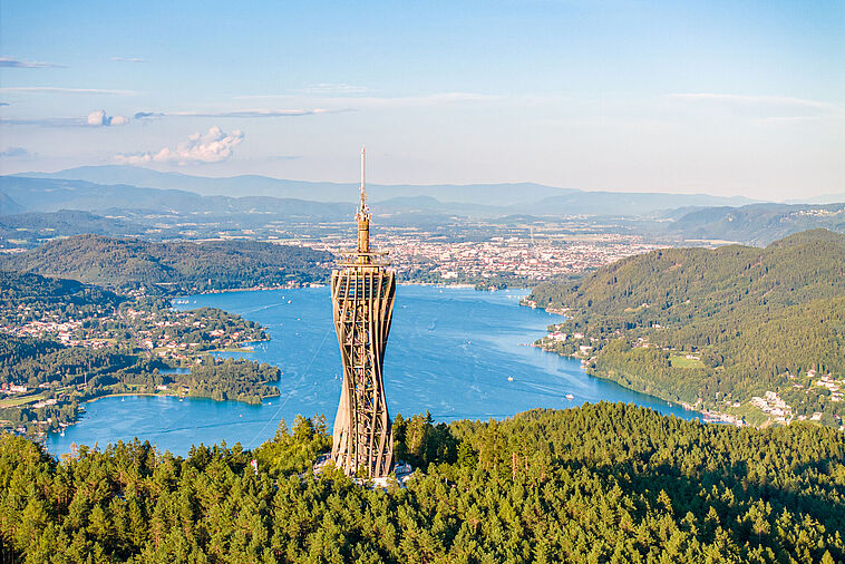 Luftansicht auf den Aussichtsturm am Wörthersee