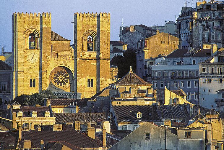 Blick auf die alten Mauern der Kathedrale von Lissabon