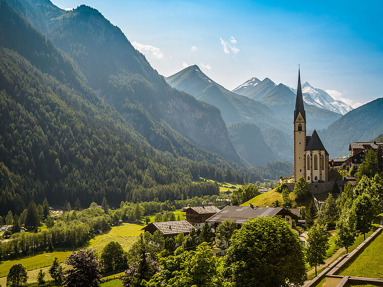 Blick auf die Kirche in Heiligenblut mit Bergen im Hintergrund