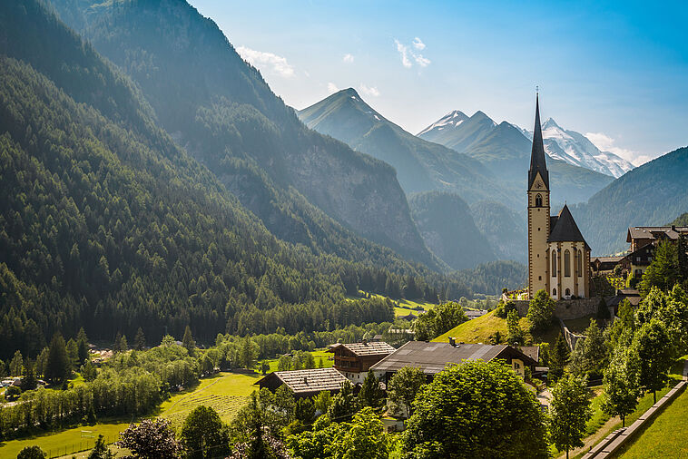 Blick auf die Kirche in Heiligenblut mit Bergen im Hintergrund