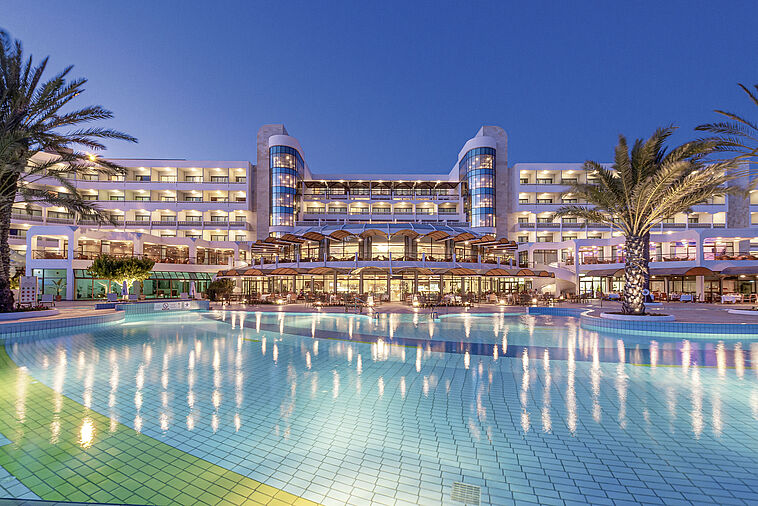 abendlicher Blick über den Pool auf das Hotel