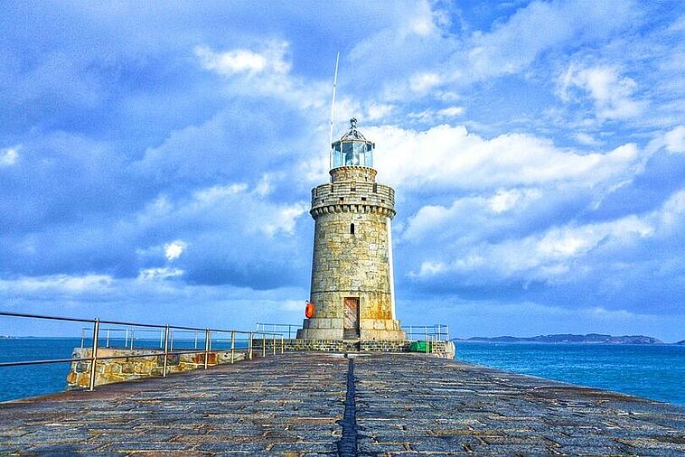 Leuchtturm vor blauem Himmel auf der Insel Guernsey