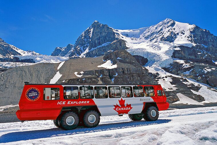 Ein Eis Explorer Bus vor einem Gletscher