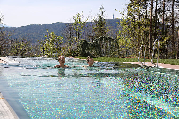 Außenpool in den Bergen mit zwei Schwimmern