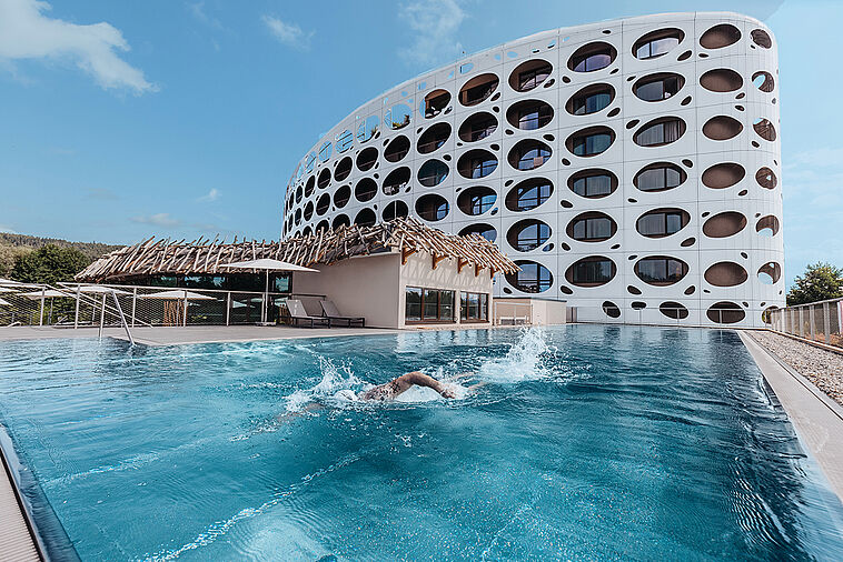 Hotel Seepark Wörthersee Resort von außen mit Pool im Vordergrund