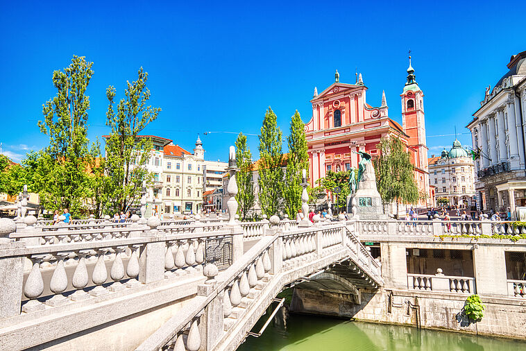 Blick auf die Brücke und das Stadtbild von Ljubljana