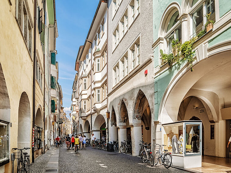 Blick in eine Einkaufsstraße in Bozen