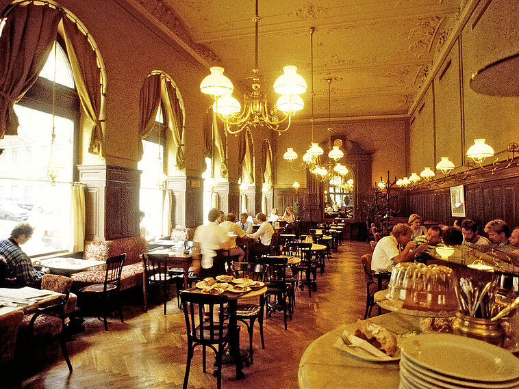 Ein Kaffeehaus von Innen mt gedeckten Tischen