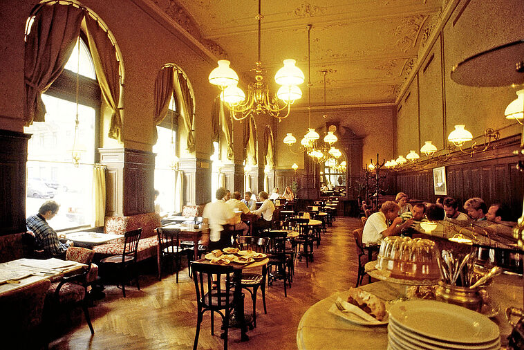 Ein Kaffeehaus von Innen mt gedeckten Tischen