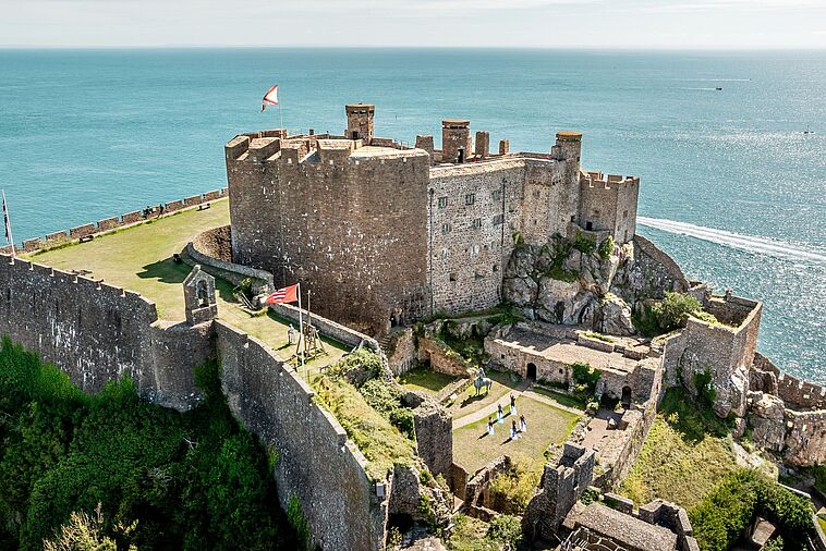 Blick auf die Burg auf Jersey mit Wasser im Hintergrund