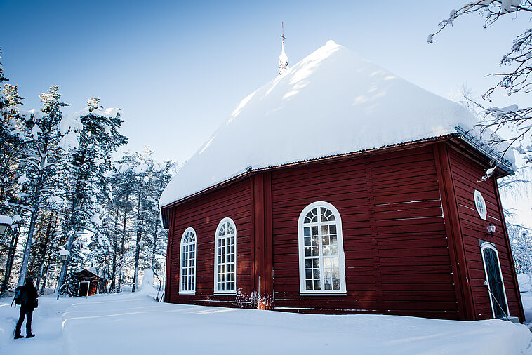 Schneebedeckte Kirche im Ort Jokkmokk