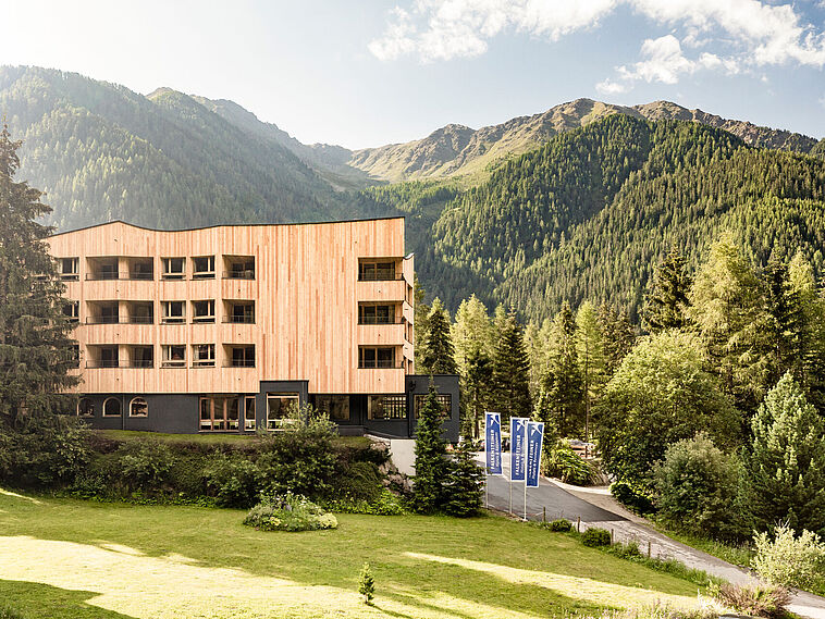 Blick auf ein modernes Hotel in den Bergen