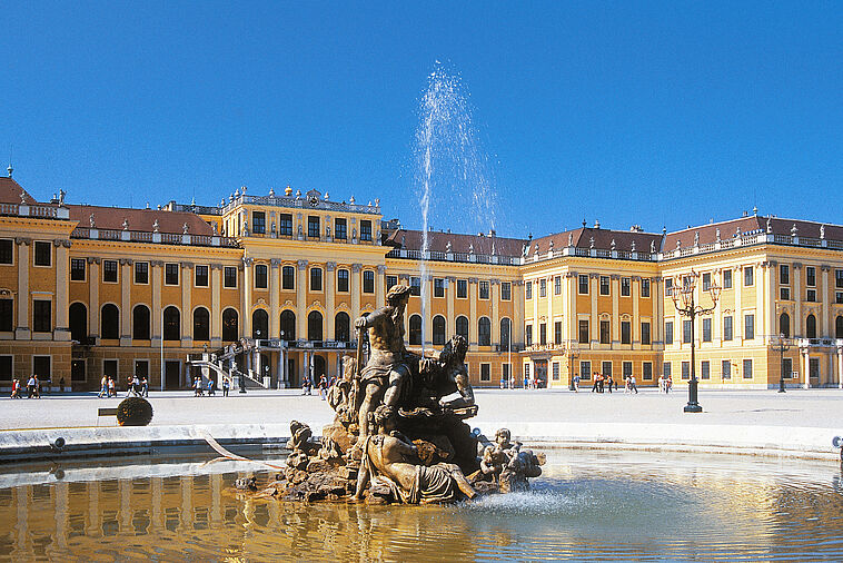 Ansicht des Schloss Schönbrunn in Wien mit Springbrunnen