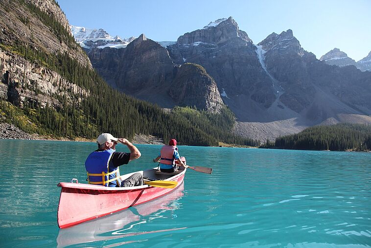 Zwei Kanufahrer auf einem See in Kanada