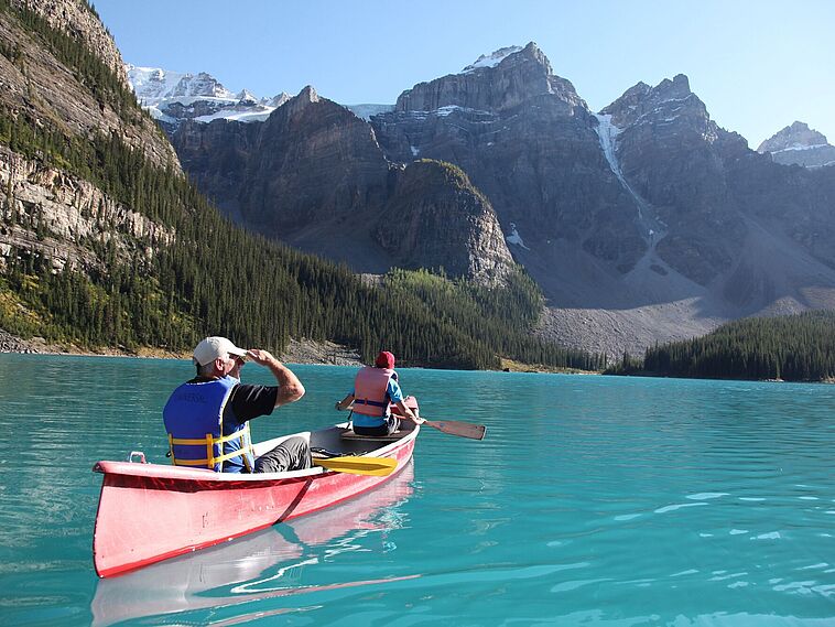 Zwei Kanufahrer auf einem See in Kanada